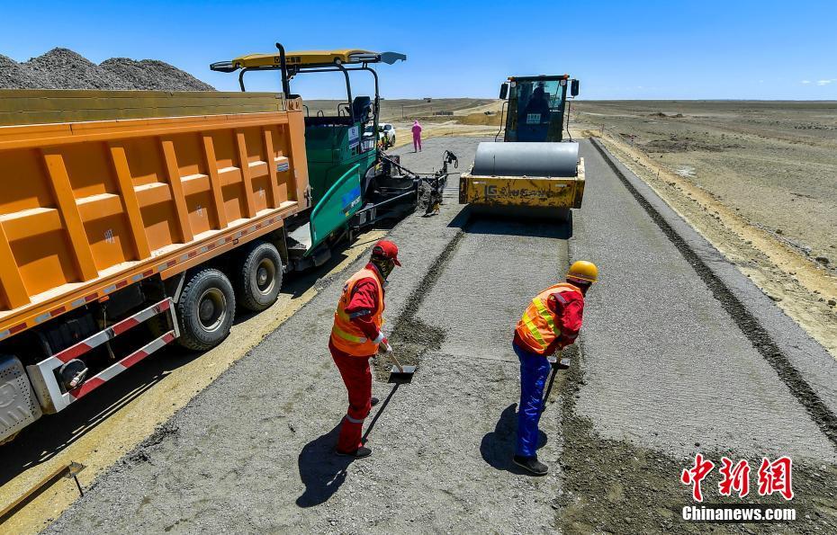 Xinjiang: Constru??o da primeira rodovia deserta em andamento