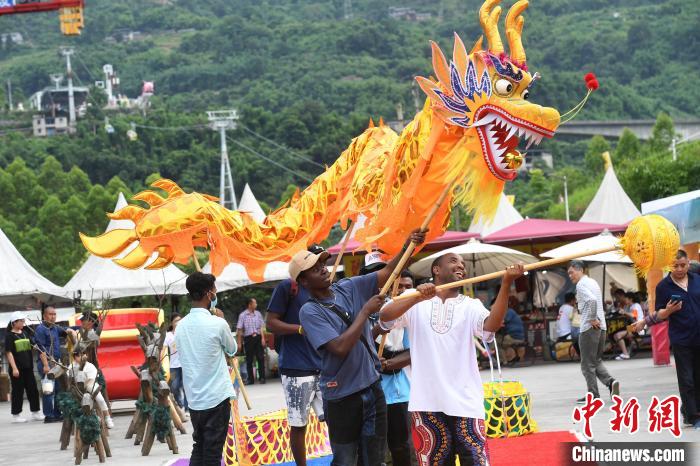Estudantes estrangeiros experimentam cultura tradicional chinesa do Festival do Barco do Drag?o