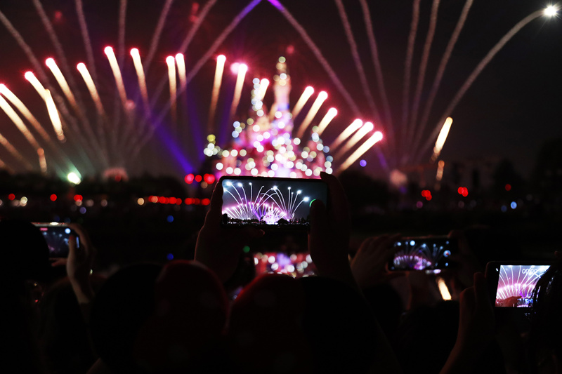 Shanghai Disney Resort apresenta show de luzes para 5o aniversário 
