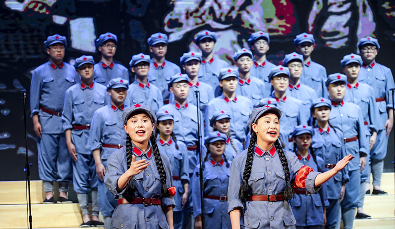 Jiangsu: professores e alunos cantam música da Longa Marcha para celebrar o 100o aniversário da funda??o do PCCh