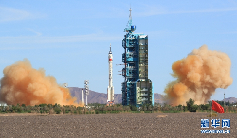 China lan?a primeira miss?o tripulada para constru??o de esta??o espacial