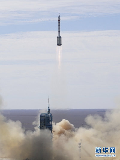 China lan?a primeira miss?o tripulada para constru??o de esta??o espacial