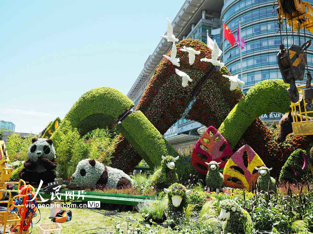 Canteiros de flores instalados em Beijing para celebrar o 100o aniversário da funda??o do PCCh