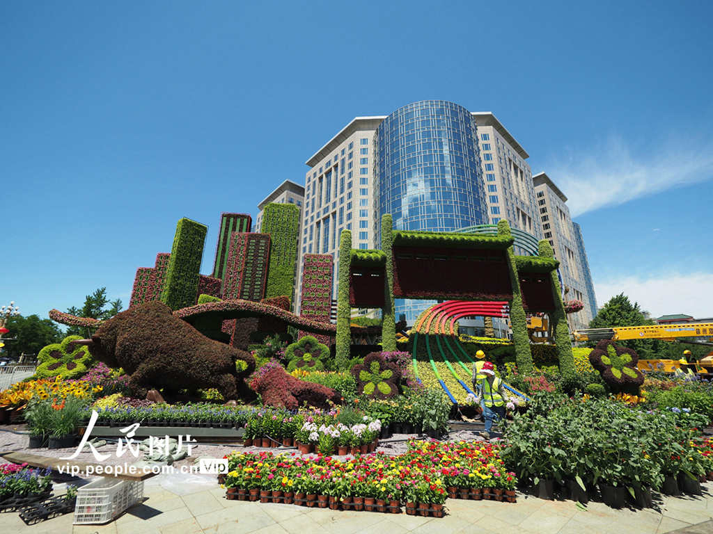 Canteiros de flores instalados em Beijing para celebrar o 100o aniversário da funda??o do PCCh