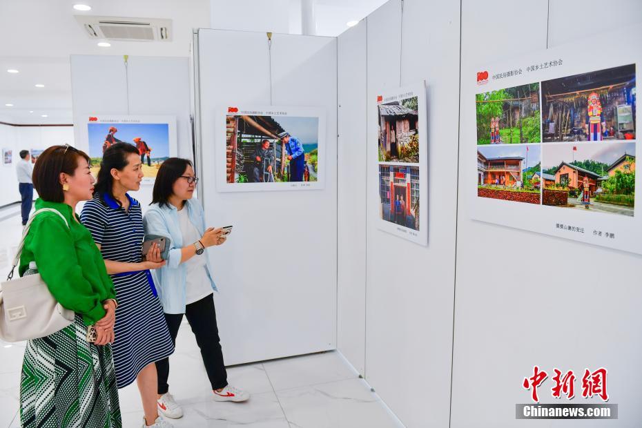 Exposi??o de fotografia para celebrar 100o aniversário da funda??o do Partido Comunista da China é realizada em Beijing