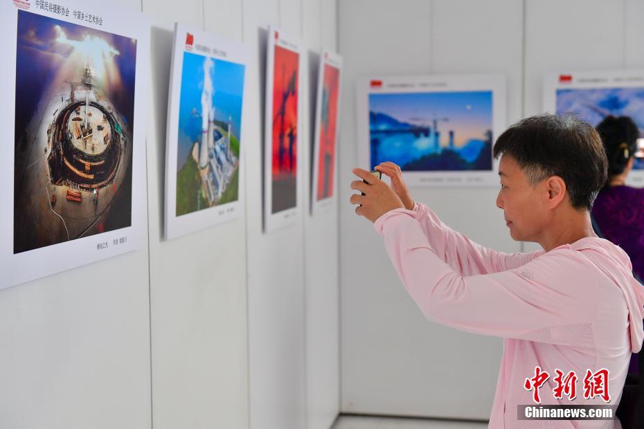 Exposi??o de fotografia para celebrar 100o aniversário da funda??o do Partido Comunista da China é realizada em Beijing