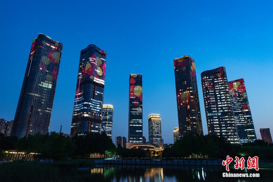 Eidifícios de Beijing iluminam-se para dar as boas-vindas ao centenário da funda??o do PCCh