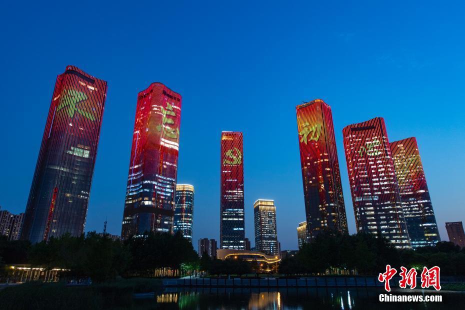Eidifícios de Beijing iluminam-se para dar as boas-vindas ao centenário da funda??o do PCCh