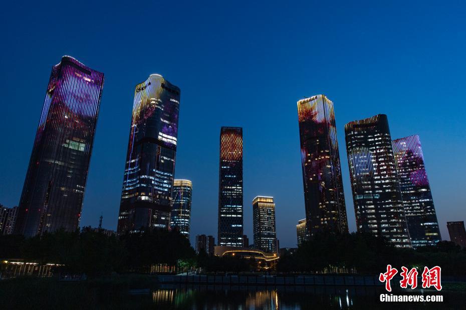 Eidifícios de Beijing iluminam-se para dar as boas-vindas ao centenário da funda??o do PCCh