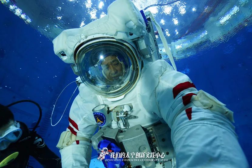 Galeria: treinamento subaquático da tripula??o da miss?o Shenzhou-12
