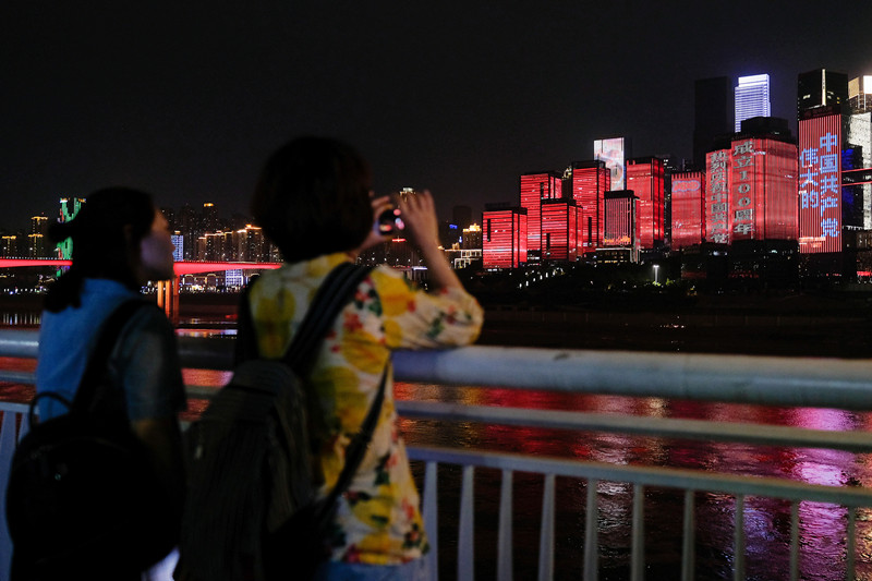 Eidifícios de Chongqing iluminam-se para dar as boas-vindas ao centenário da funda??o do PCCh