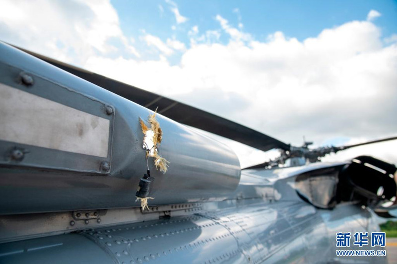 Presidente colombiano sai ileso após ataque a helicóptero onde viajava