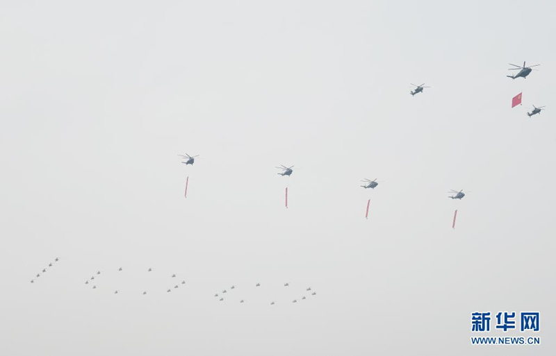 Aeronaves militares sobrevoam Pra?a Tian'anmen em escal?es para celebrar centenário do PCCh
