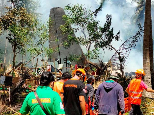 Número de mortos sobe para 45 na queda do avi?o militar das Filipinas