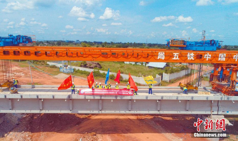 Constru??o da ponte principal da ferrovia China-Laos é concluída 