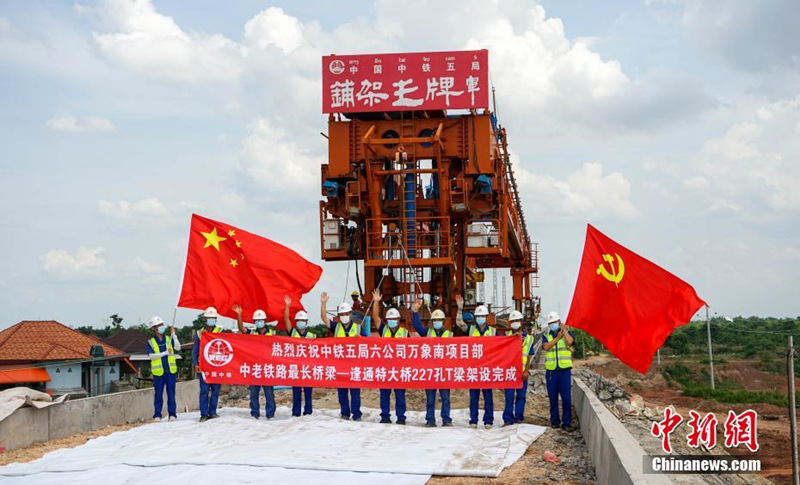 Constru??o da ponte principal da ferrovia China-Laos é concluída 