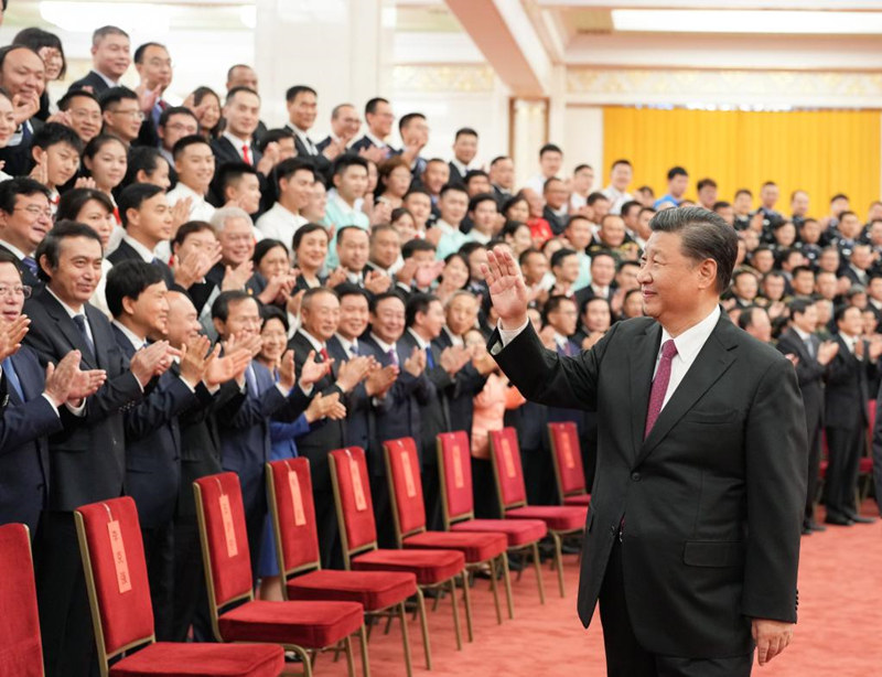 Xi saúda pessoas que participaram dos preparativos para celebra??o do centenário do PCCh