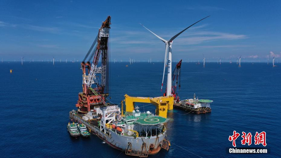 Primeira turbina eólica offshore flutuante anti-tuf?o do mundo é instalada com sucesso no sul da China