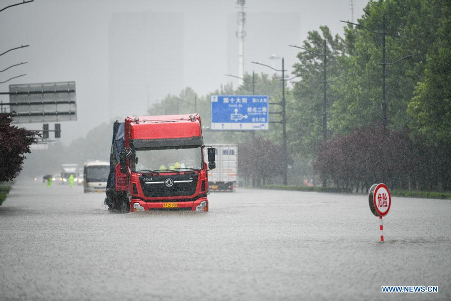 Chuvas fortes em Zhengzhou provoca 12 mortes