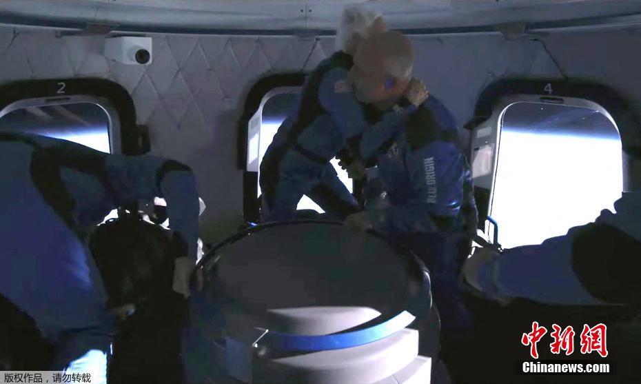 Blue Origin completa primeira viagem ao espa?o com humanos
