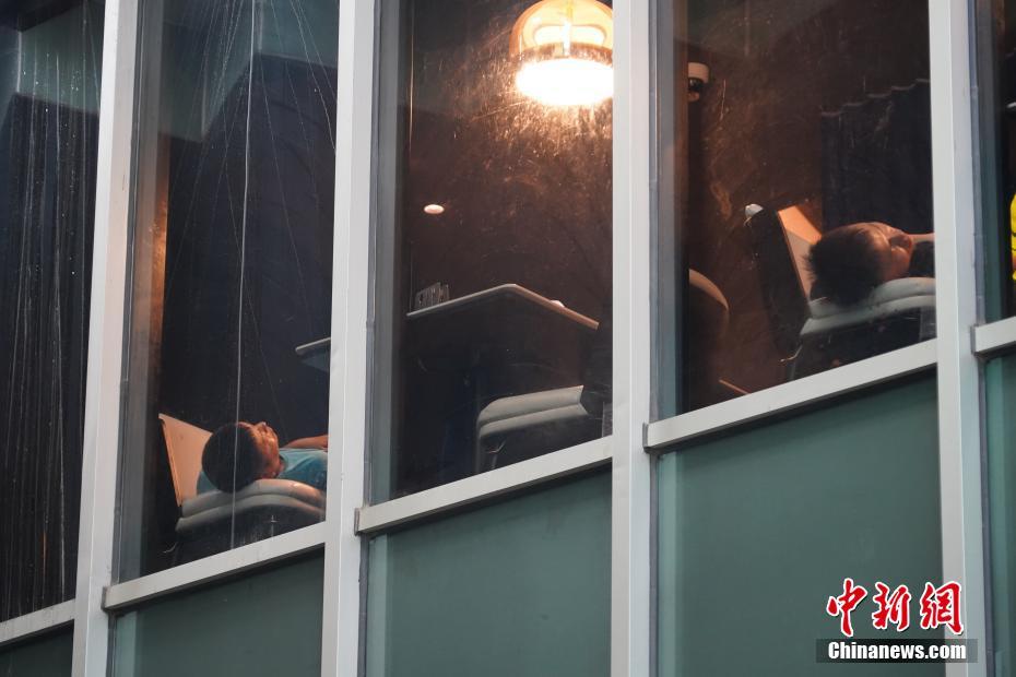Galeria: momentos emocionantes nas chuvas fortes de Henan
