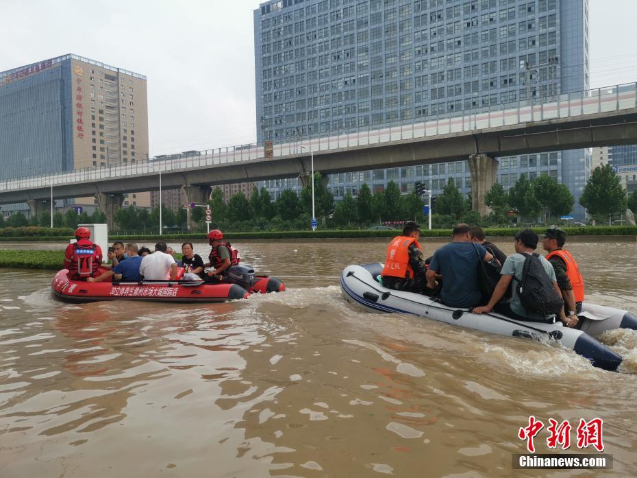 Zhengzhou transfere pacientes internados em helicópteros e botes