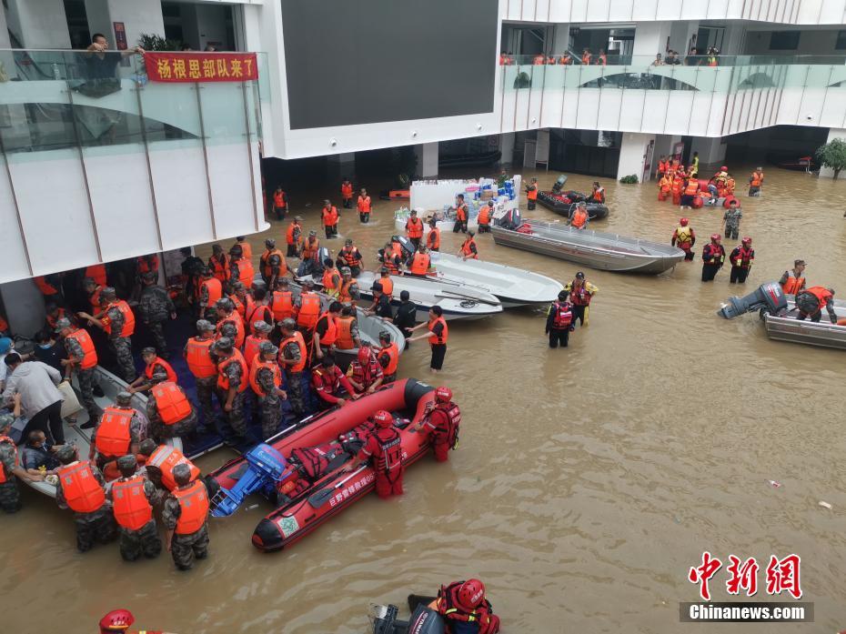 Zhengzhou transfere pacientes internados em helicópteros e botes