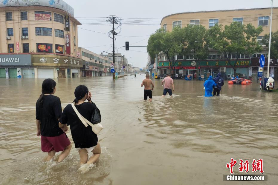 Tuf?o In-Fa toca o solo no leste da China