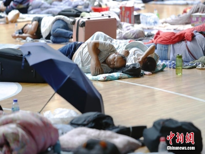 Shanghai abriga pessoas infetadas pelo tuf?o In-Fa no ginásio