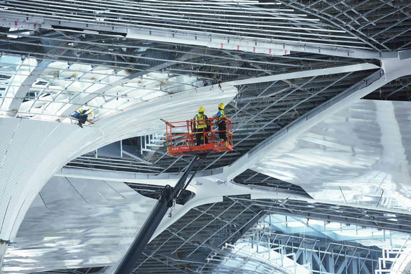 Operários aceleram a constru??o de Terminal 4 do Aeroporto Internacional Xiaoshan de Hangzhou 