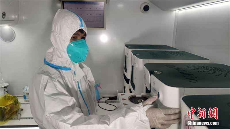 Wuhan: ?nibus laboratório ajuda a realizar teste de ácido nucleico em grande escala????