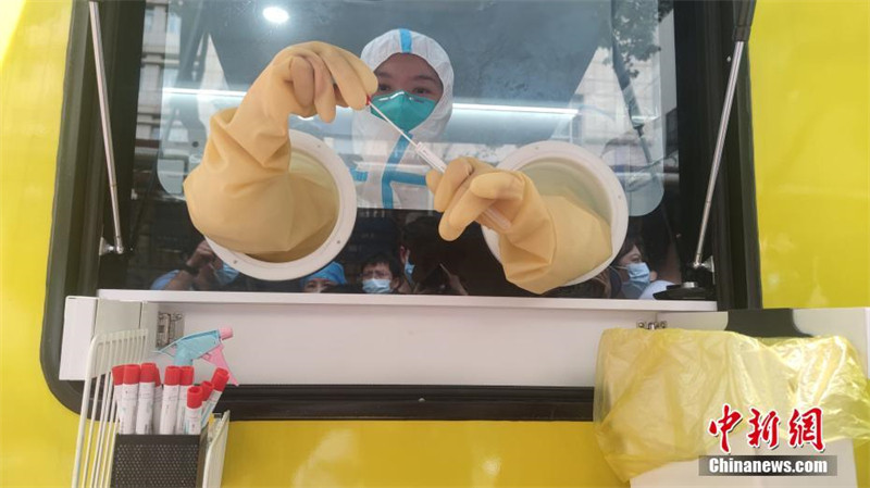Wuhan: ?nibus laboratório ajuda a realizar teste de ácido nucleico em grande escala????