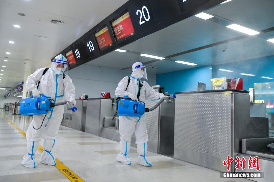 Aeroporto Internacional de Meilan em Haikou realiza trabalhos de desinfe??o  