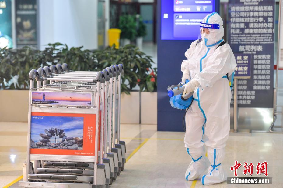 Aeroporto Internacional de Meilan em Haikou realiza trabalhos de desinfe??o  