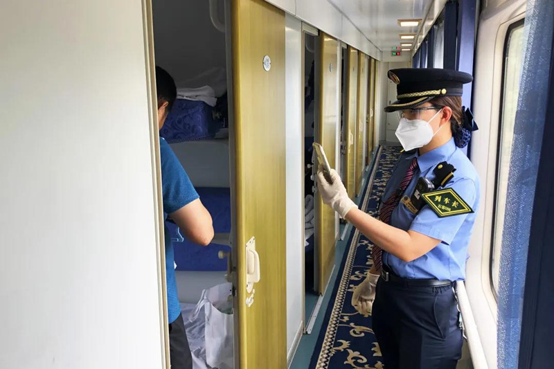 Assistente de bordo de trem de alta velocidade “secretamente fotografa” passageiros