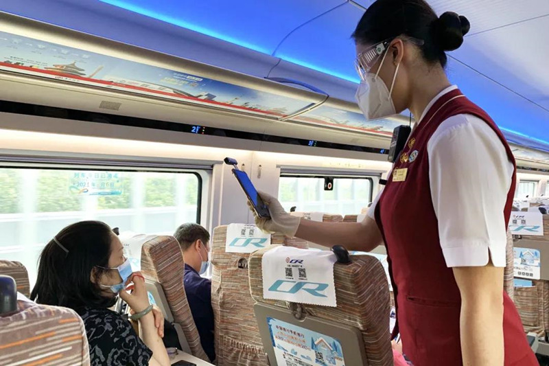Assistente de bordo de trem de alta velocidade “secretamente fotografa” passageiros