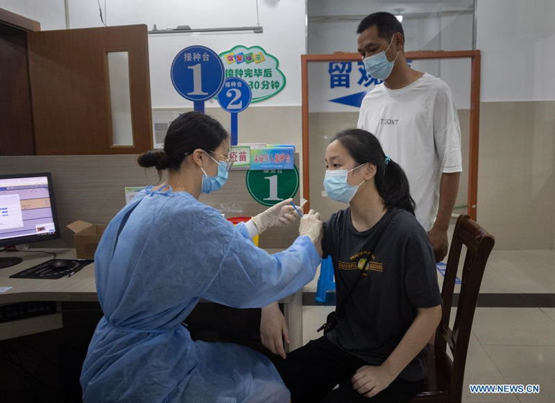 China realiza campanha de vacina??o contra Covid-19 para jovens dos 12 aos 17 anos  