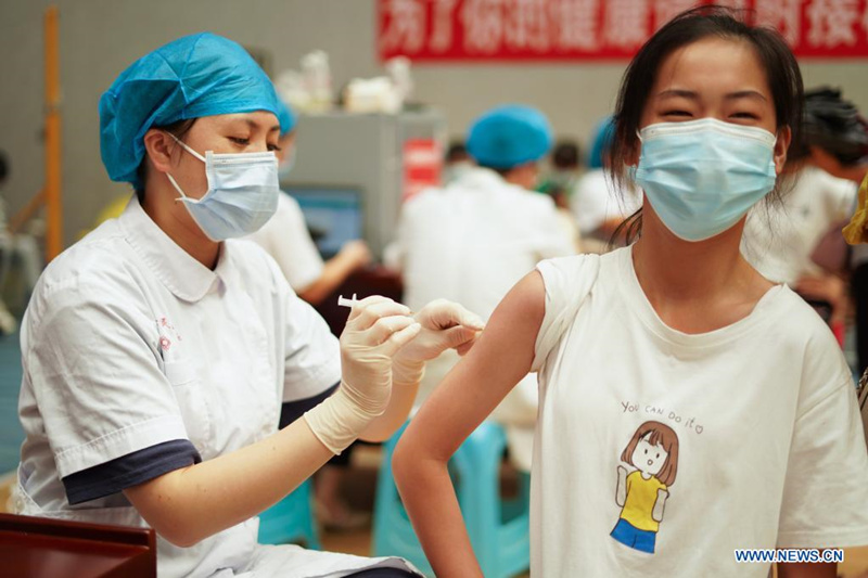 China realiza campanha de vacina??o contra Covid-19 para jovens dos 12 aos 17 anos  