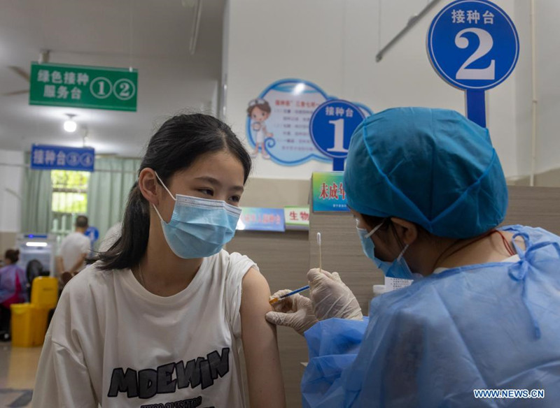 China realiza campanha de vacina??o contra Covid-19 para jovens dos 12 aos 17 anos  