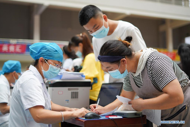China realiza campanha de vacina??o contra Covid-19 para jovens dos 12 aos 17 anos  