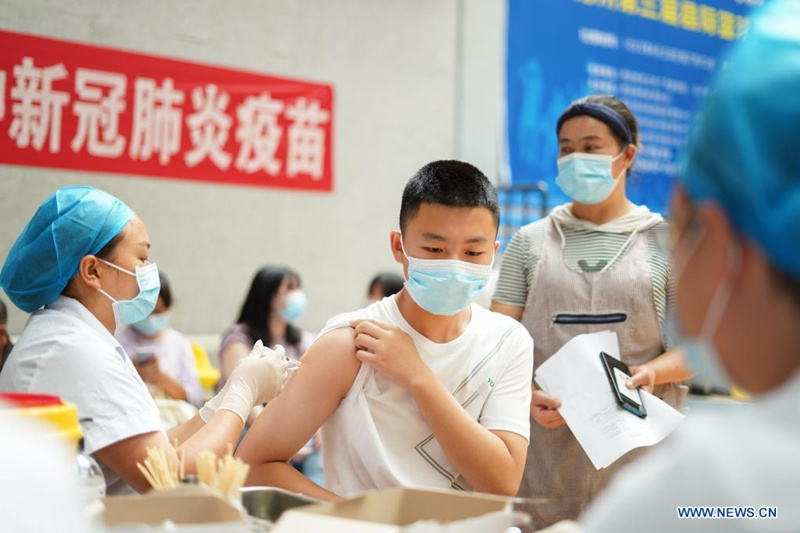 China realiza campanha de vacina??o contra Covid-19 para jovens dos 12 aos 17 anos  