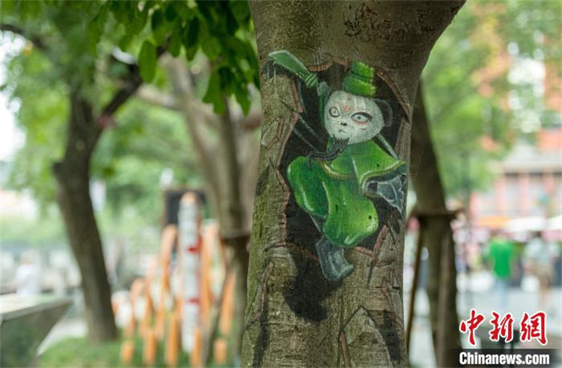 Chengdu: artistas pintam árvores ao longo da margem do rio Fuhe