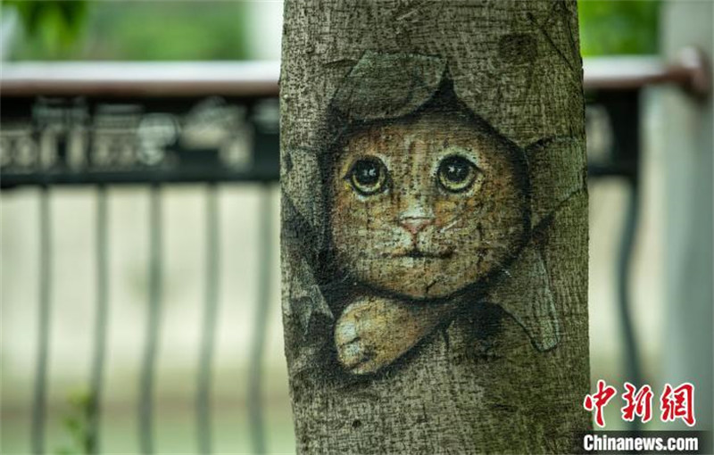 Chengdu: artistas pintam árvores ao longo da margem do rio Fuhe