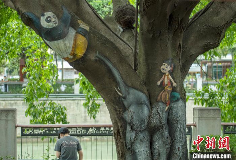 Chengdu: artistas pintam árvores ao longo da margem do rio Fuhe