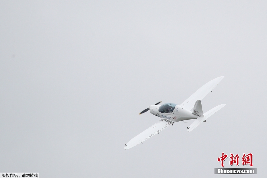 Piloto belga-britanica de 19 anos a postos para voo a solo à volta do mundo