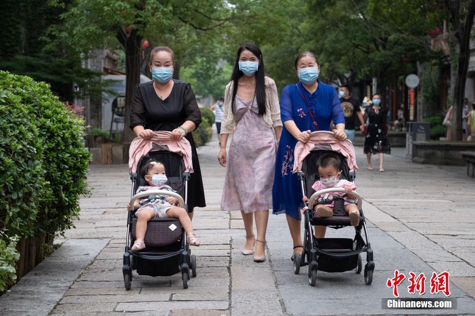 Cidad?os usando máscaras caminham na cidade de Nanjing, província de Jiangsu, leste da China, em 22 de agosto.