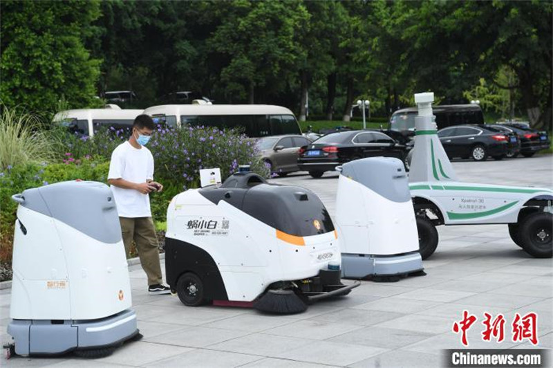 Veículos automáticos s?o exibidos na Exposi??o China Inteligente 2021