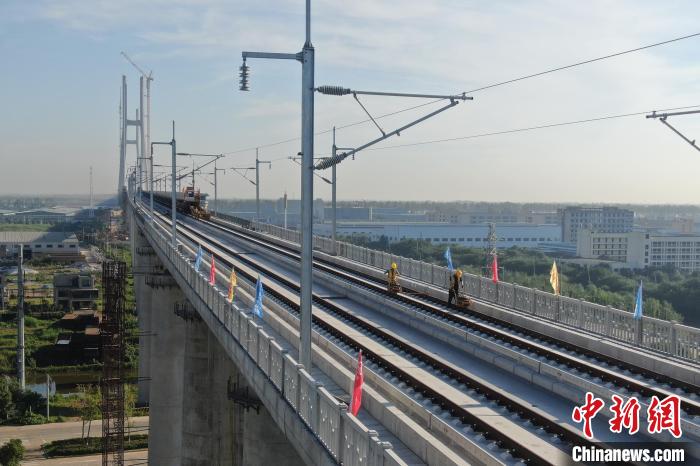 China: se??o Jiangxi da ferrovia de alta velocidade Anqing-Jiujiang come?a a colocar trilhos