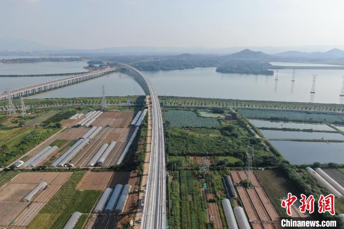 China: se??o Jiangxi da ferrovia de alta velocidade Anqing-Jiujiang come?a a colocar trilhos