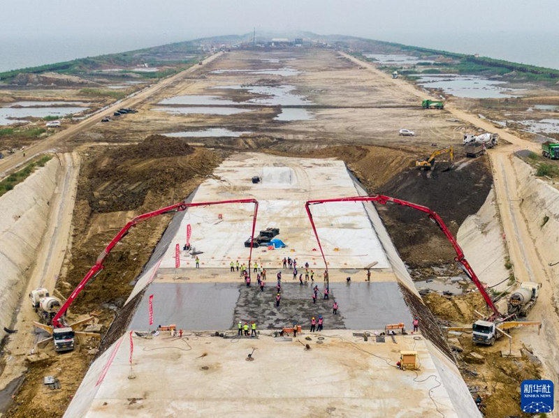 China: constru??o da sec??o principal do mais longo túnel subaquático é concluída